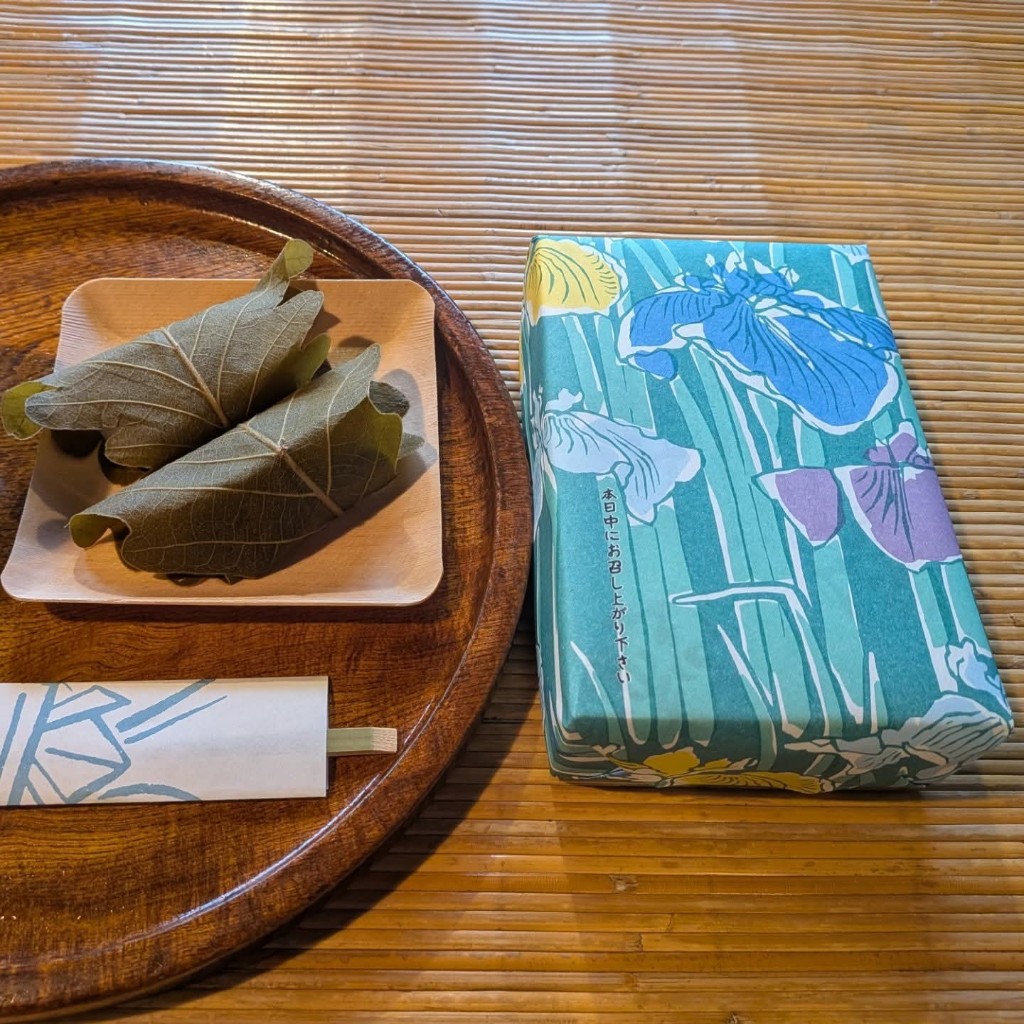 朔日餅の包み。掛け紙に「本日中にお召し上がり下さい」とあります（常磐会撮影）
